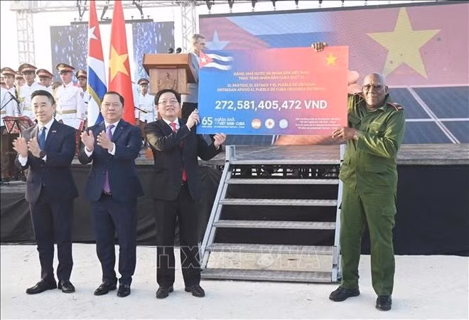 Deputy Prime Minister Ho Quoc Dung (third, left) symbolically hands over to Vice President of Cuba, Salvador Valdés Mesa, the second batch of donations to the Cuban people under the VRCS’s national fund-raising campaign to support the Cuban people. (Photo: VNA)
