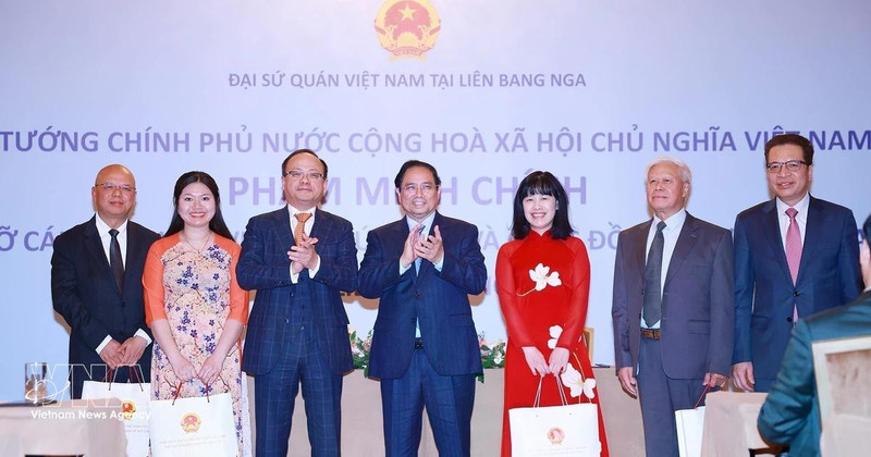 PM Pham Minh Chinh (centre) presents gifts to the Vietnamese community in Russia at the meeting in Moscow on late March 22 (local time). (Photo: VNA)