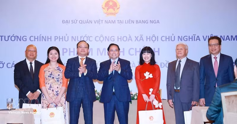 PM Pham Minh Chinh (centre) presents gifts to the Vietnamese community in Russia at the meeting in Moscow on late March 22 (local time). (Photo: VNA)
