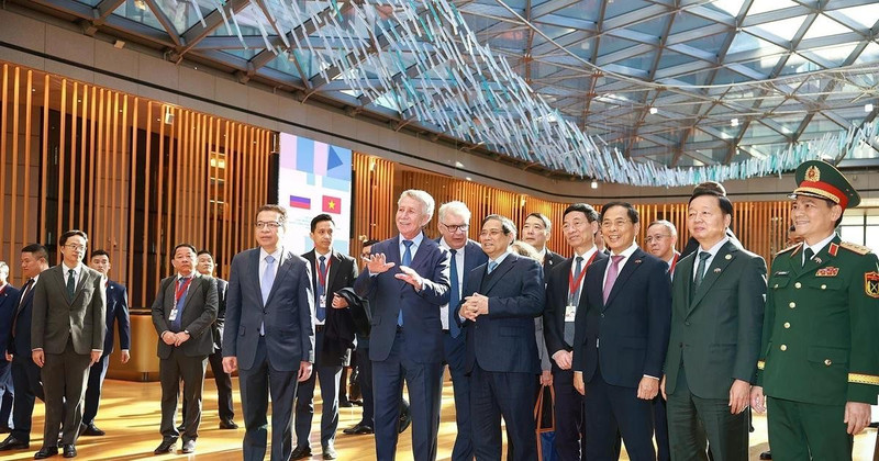 Prime Minister Pham Minh Chinh visits and works with leaders of Novatek Group. (Photo: VNA)