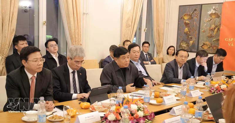 Deputy Prime Minister Nguyen Chi Dung (third, left) speaks at the working session with staff of the Vietnamese Embassy, members of the Viet Nam–Germany Innovation Network (VGI), and Vietnamese experts, intellectuals and entrepreneurs in Germany and across Europe (Photo: VNA)