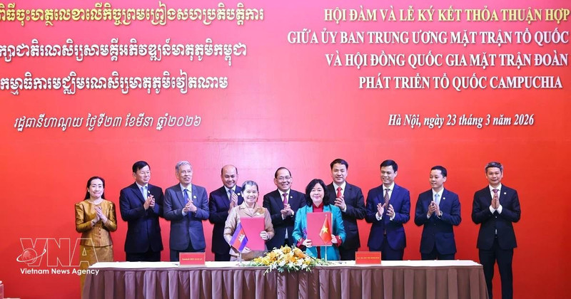 At the signing ceremony between the Viet Nam Fatherland Front Central Committee and the National Council of the Solidarity Front for the Development of Cambodia Motherland (Photo: VNA)