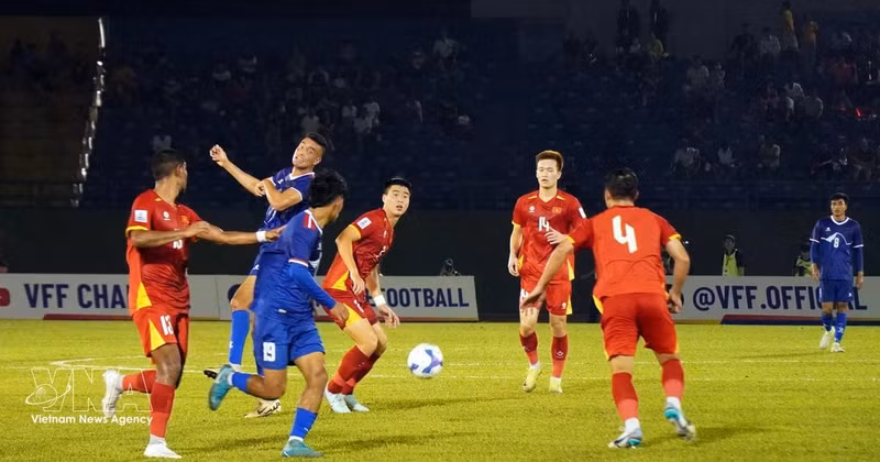 On October 9, 2025, Viet Nam defeated Nepal 3-1 in their first-leg match of the AFC Asian Cup 2027 qualification at Binh Duong Stadium. (Photo: VNA)