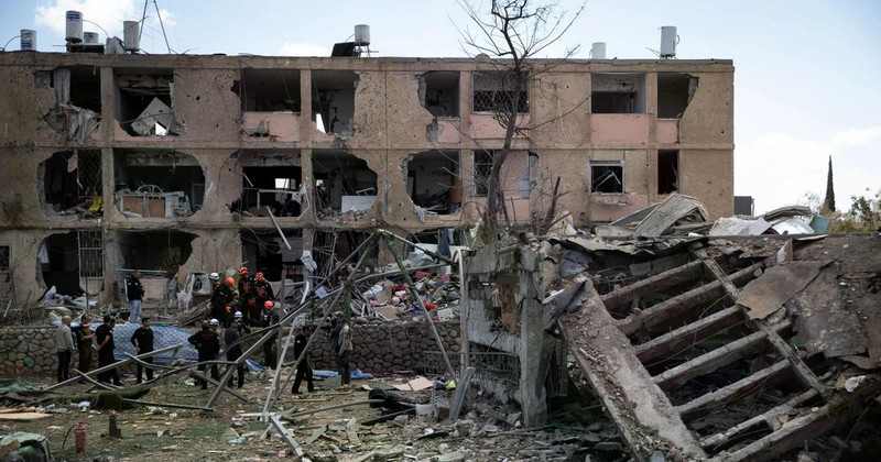 A building destroyed by a missile strike in Dimona, Israel, on March 22, 2026. (Photo: Xinhua/VNA)