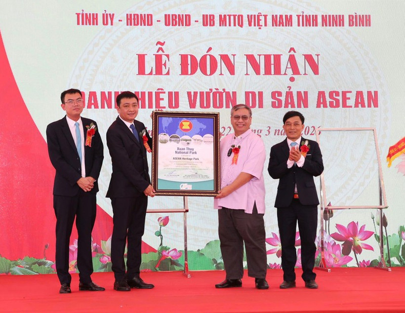 Jerome Montemayor, Executive Director of the ASEAN Centre for Biodiversity, presented the ASEAN Heritage Park certificate to Xuan Thuy National Park.