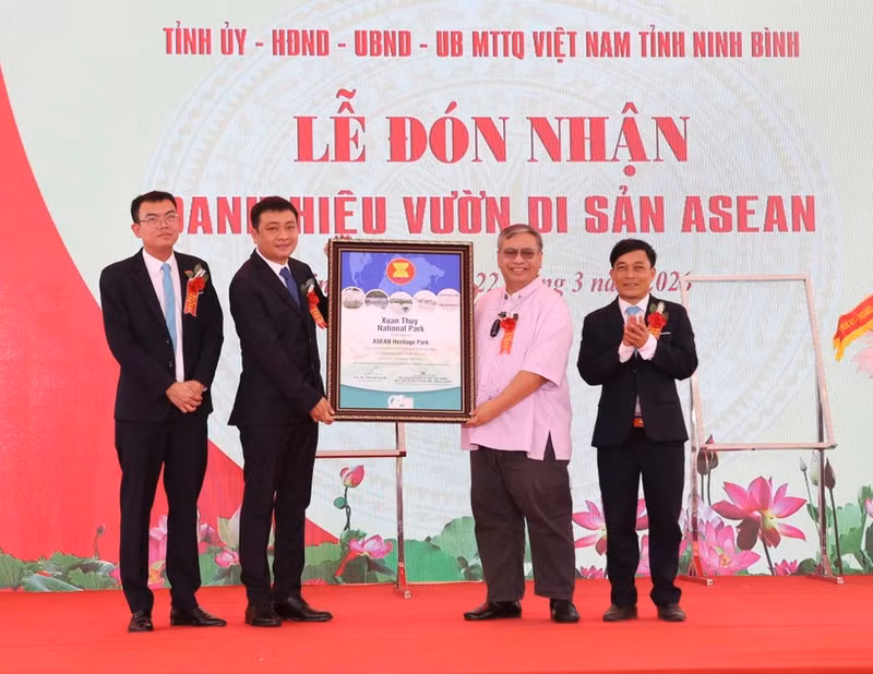 Jerome Montemayor, Executive Director of the ASEAN Centre for Biodiversity, presented the ASEAN Heritage Park certificate to Xuan Thuy National Park.