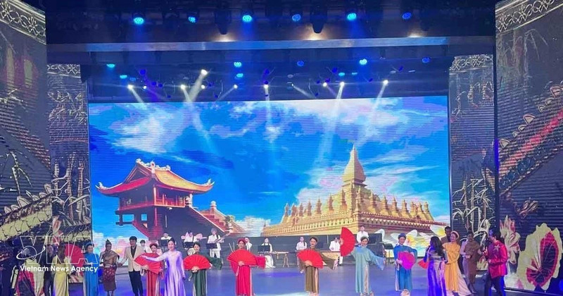 Vietnamese and Lao artists present performances honouring the great friendship, special solidarity, and comprehensive cooperation between the two countries. (Photo: VNA)