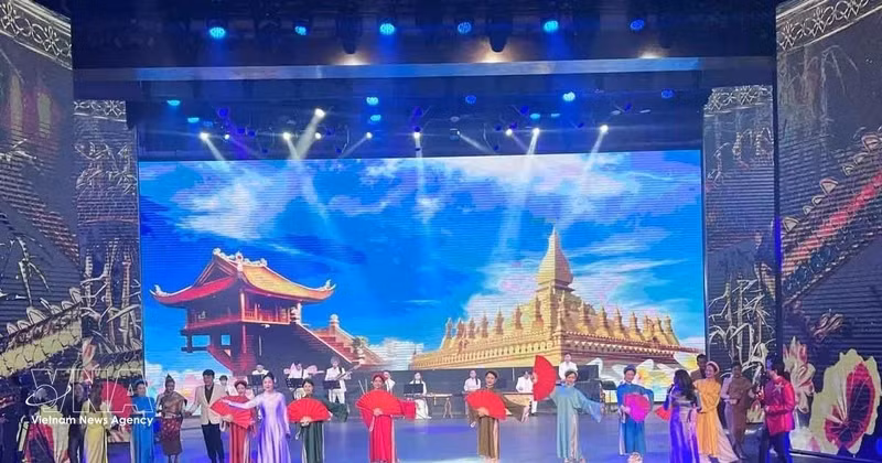 Vietnamese and Lao artists present performances honouring the great friendship, special solidarity, and comprehensive cooperation between the two countries. (Photo: VNA)