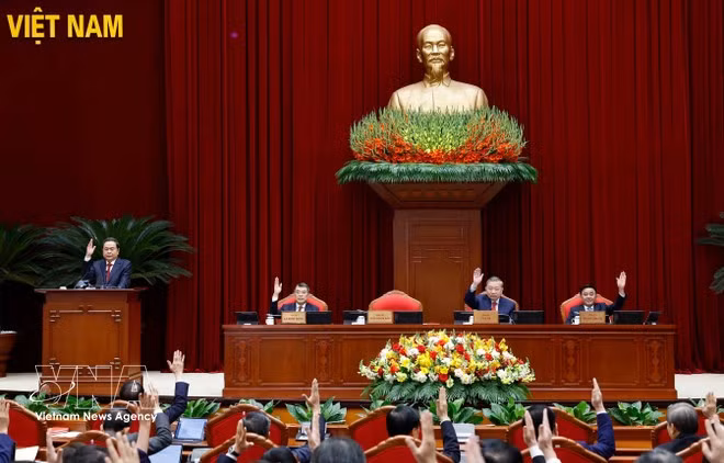 Delegates pass the agenda of the meeting (Photo: VNA)