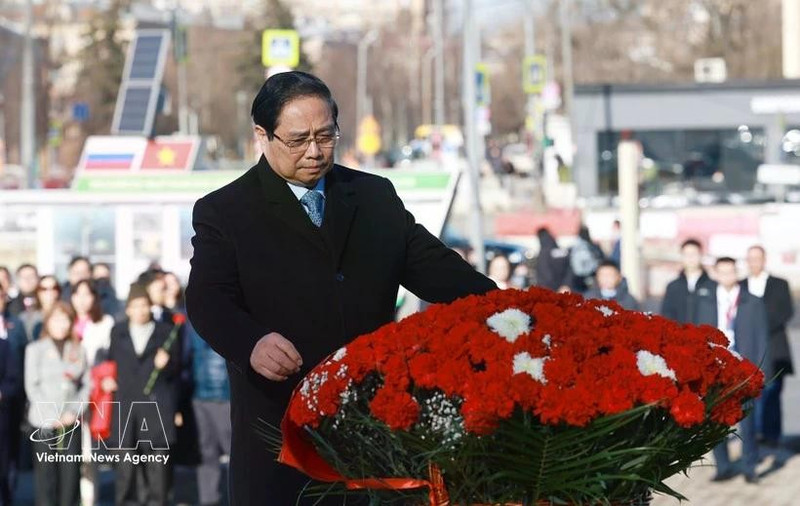 Prime Minister Pham Minh Chinh lays flowers in tribute to President Ho Chi Minh at the late leader's monument in Moscow on March 23 morning. (Photo: VNA)