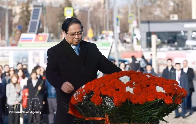 Prime Minister Pham Minh Chinh lays flowers in tribute to President Ho Chi Minh at the late leader's monument in Moscow on March 23 morning. (Photo: VNA)
