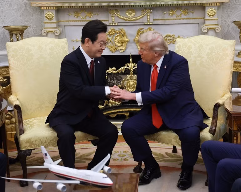 President Lee Jae Myung (left) met US President Donald Trump in Washington, D.C., on August 25, 2025. (Photo: YONHAP/VNA)