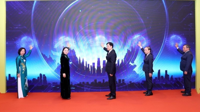 Leaders of the central agencies and Ha Noi attend the launching ceremony of the “Digital Front” platform.