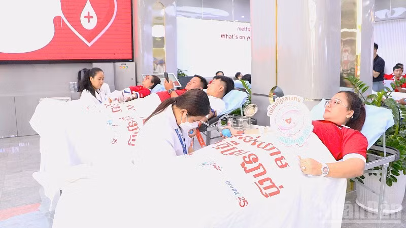 The 2025 Blood Donation Day received enthusiastic participation from many attendees. (Photo: NDO)
