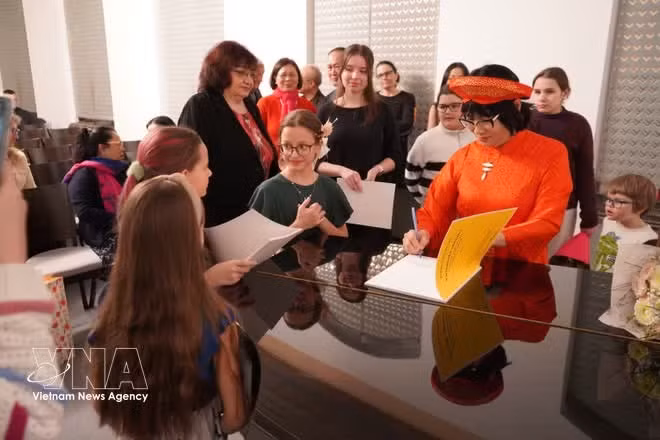 Artist Kieu Anh signs autographs for students and parents at a concert held at Zichy Palace in Bratislava, Slovakia, in late February 2026. (Photo: VNA)