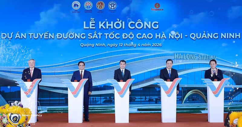 Prime Minister Le Minh Hung (third, left) and delegates press buttons to start the project (Photo: VNA)
