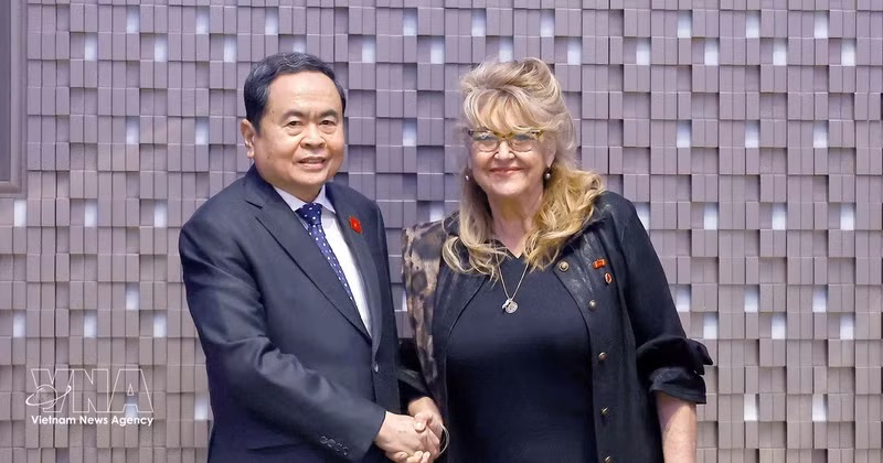 Chairman of the National Assembly (NA) Tran Thanh Man (L) receives Viet Nam’s Honorary Consul in Torino Sandra Scagliotti (Photo: VNA)