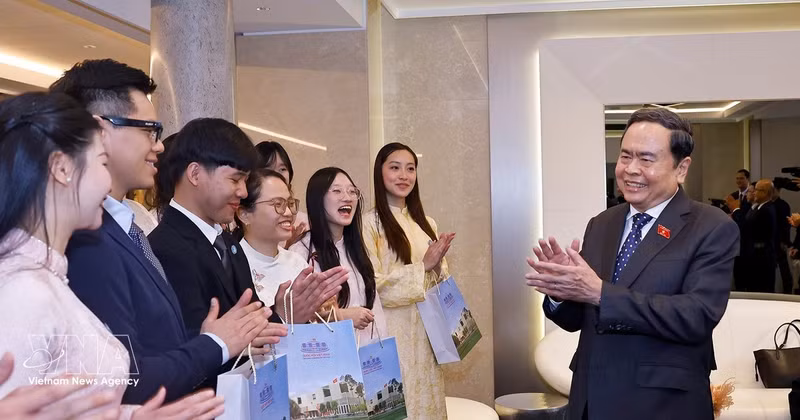 National Assembly Chairman Tran Thanh Man and the Vietnamese Students’ Association and outstanding Vietnamese students in Italy. (Photo: VNA)