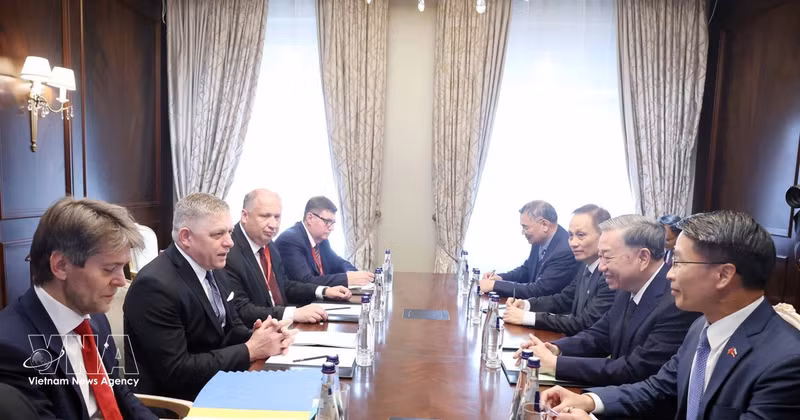 General Secretary To Lam meets with Slovak Prime Minister Robert Fico on the sidelines of 80th anniversary celebration of the Victory in the Great Patriotic War in Moscow, Russia, (May 9, 2025). (Photo: VNA)