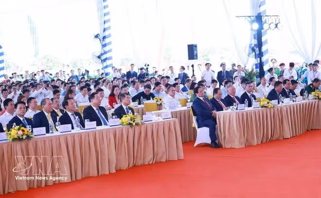 Prime Minister Le Minh Hung (fifth, left, front row) attend the groundbreaking ceremony for the Ha Noi–Quang Ninh high-speed railway, Viet Nam’s first inter-regional high-speed rail line (Photo: VNA)