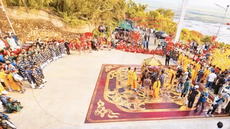 A ceremony reenacts the procession of the statue of the Ba Chua Xu from the top of Mount Sam down to its foot.