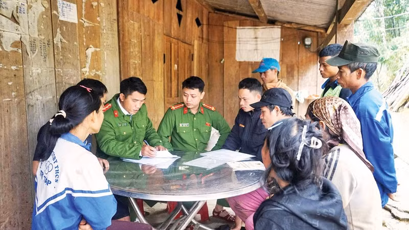Police officers in Tra Tap Commune, Da Nang City, check the voter list while organising communication activities on election day. (Photo: NDO)