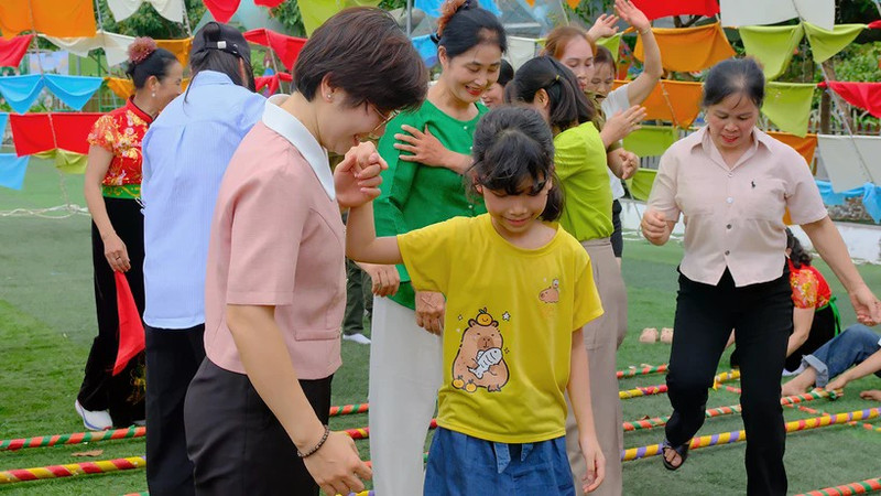 Children and their parents enjoy activities in the kite tent area of the programme. (Photo: nhandan.vn)