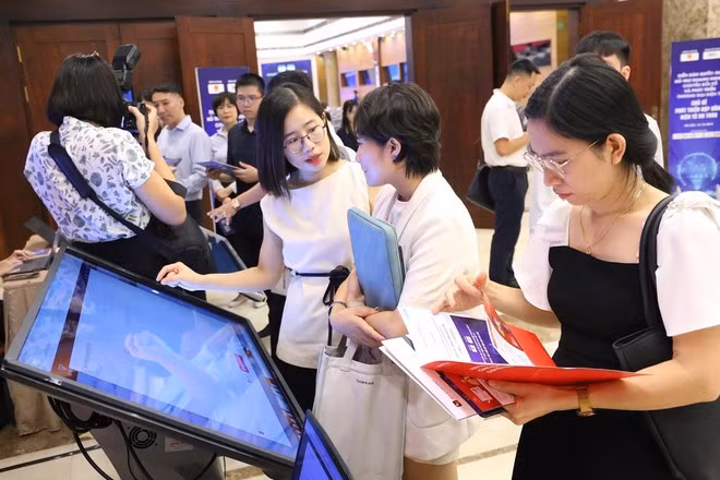 Digital transformation and e-commerce development are effective ways to practice thrift (Photo: VNA)