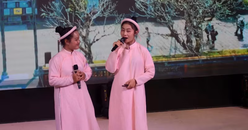 Contestants at the Vietnamese eloquent finals for foreigners (Photo: VNA)