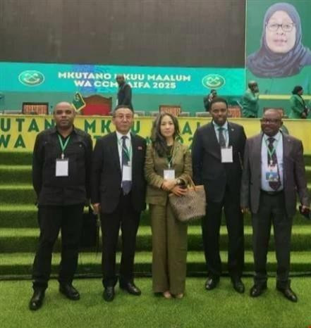 Vietnamese Ambassador to Tanzania Vu Thanh Huyen (central) attends the national congress of the ruling Chama Cha Mapinduzi (CCM) in the African country. (Photo: VNA)