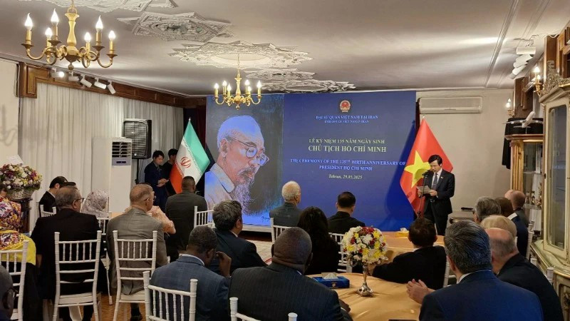 Ambassador Nguyen Luong Ngoc delivers a speech at the ceremony marking the 135th anniversary of President Ho Chi Minh’s birthday (Photo: nhandan.vn)