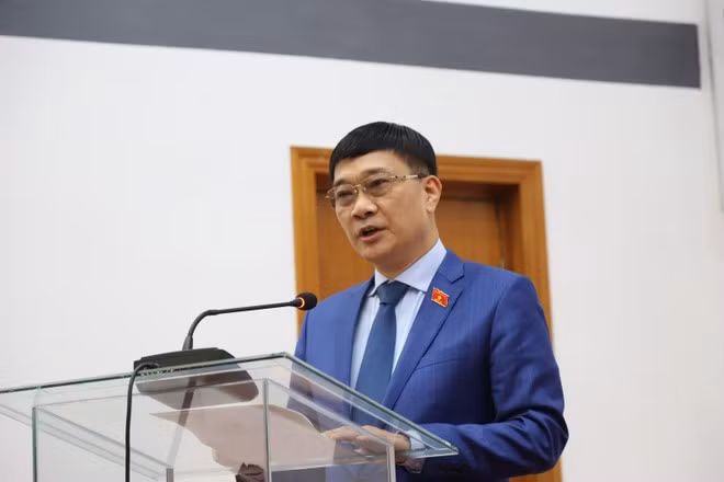 NA Vice Chairman Vu Hong Thanh speaks at the seminar. (Photo: VNA)