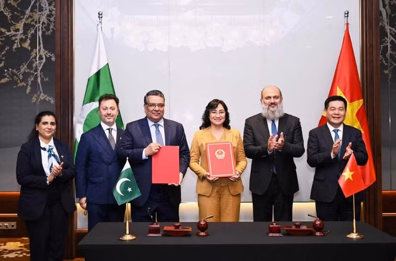 Delegates at the fifth meeting of the Viet Nam-Pakistan Joint Subcommittee on Trade in Ha Noi on July 11. (Photo: MoIT)