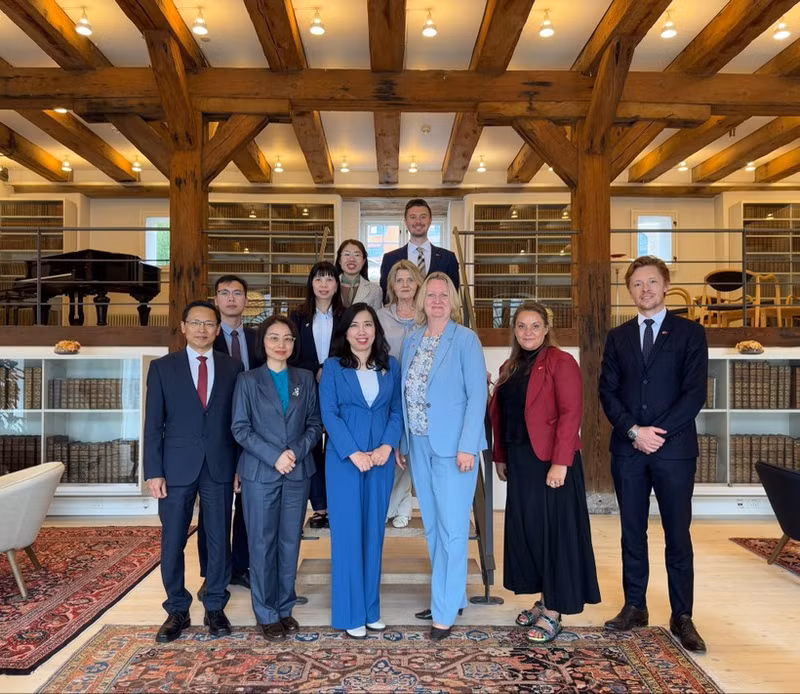 Vietnamese Deputy Minister of Foreign Affairs Le Thi Thu Hang (third from left) and State Secretary for Trade and Investments at the Danish Ministry of Foreign Affairs Lina Gandløse Hansen (third from right). (Photo: Vietnamese Ministry of Foreign Affairs)