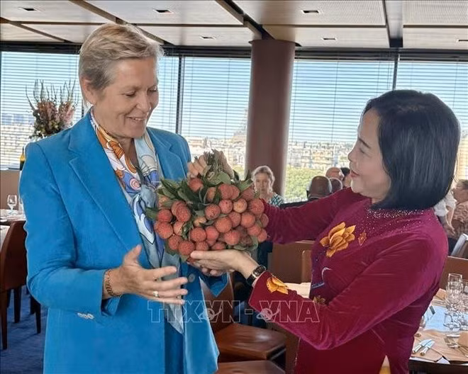 National Assembly Vice Chairwoman Nguyen Thi Thanh presents lychee - a specialty of Viet Nam to Anne Le Hénanff, Chairwoman of the France – Viet Nam Friendship Parliamentarians’ Group (FVFG) in the French NA (Photo: VNA)