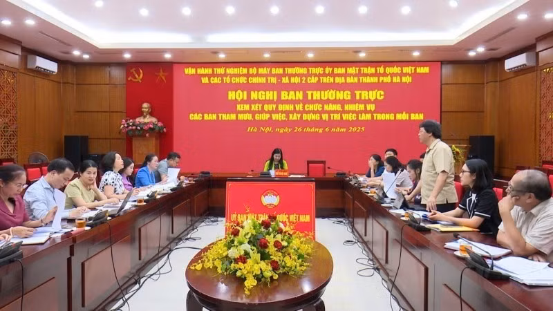 The Standing Committee of the Viet Nam Fatherland Front Committee of the City held a meeting to run trial the two-level local government model. (Photo: nhandan.vn)