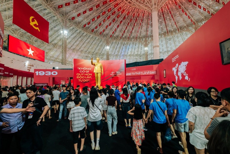 The exhibition space "95 years of the Party Flag lighting the way" within the framework of the National Achievements Exhibition attracted many people to visit and experience. (Photo: NDO)