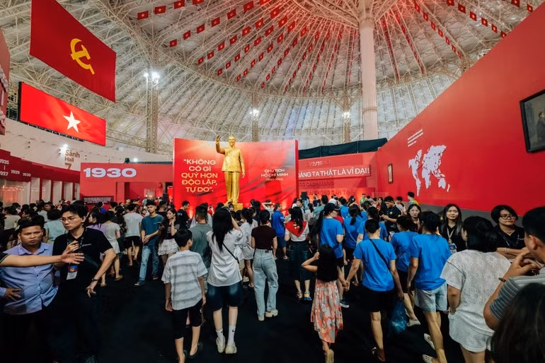 The exhibition space "95 years of the Party Flag lighting the way" within the framework of the National Achievements Exhibition attracted many people to visit and experience. (Photo: NDO)