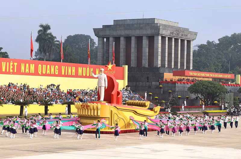 The vehicle carrying the portrait of President Ho Chi Minh passed the Ho Chi Minh Mausoleum