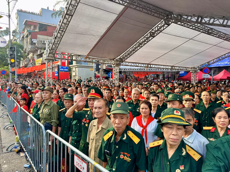37-cac-cuu-chien-binh-co-vu-tren-tuyen-pho-noi-doan-dieu-binh-dieu-hanh-di-qua.jpg
