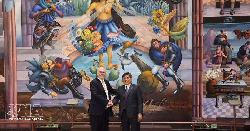 Deputy Minister of Agriculture and Environment Tran Thanh Nam and Mexican Secretary of Agriculture and Rural Development Julio Berdegué Sacristán in Mexico City. (Photo: VNA)