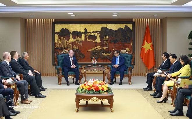 An overview of the meeting between Prime Minister Pham Minh Chinh (right) and Chairman of the Belarusian State Forensic Examination Committee Volkov Alexei Aleksandrovich (Photo: VNA)