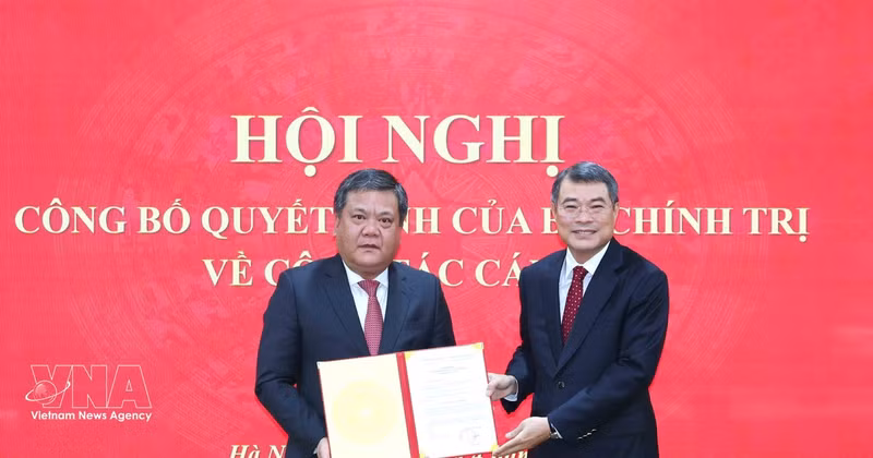 Le Minh Hung, member of the Politburo, Secretary of the Party Central Committee, and Chairman of the Party Central Committee's Organisation Commission, hands over to Tran Phong the decision approving him as Secretary of the Khanh Hoa Party Committee for the 2025–2030 term at a ceremony in Hanoi on April 2 (Photo: VNA)