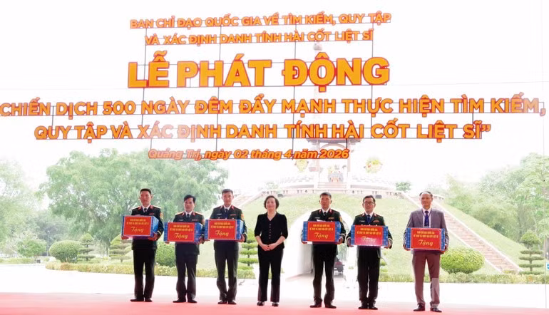 Deputy Prime Minister Pham Thi Thanh Tra presents gifts to teams tasked with collecting martyrs’ remains.