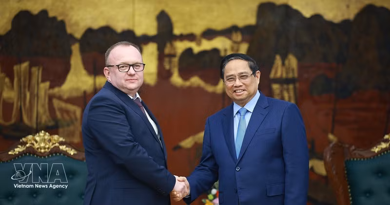 Prime Minister Pham Minh Chinh (right) and Chairman of the Belarusian State Forensic Examination Committee Volkov Alexei Aleksandrovich at their meeting on April 2 (Photo: VNA)