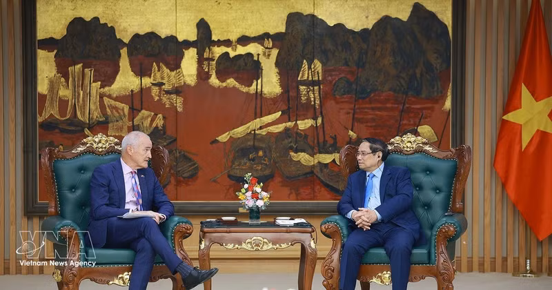 Prime Minister Pham Minh Chinh (right) and RMIT President and Vice-Chancellor Professor Alec Cameron at their meeting on April 2 (Photo: VNA)