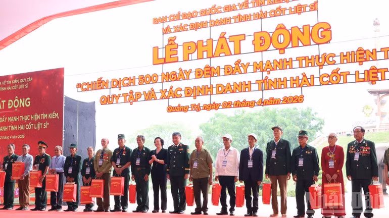 Deputy Prime Minister Pham Thi Thanh Tra and Lieutenant General Nguyen Van Hien, Deputy Minister of National Defence, present gifts to policy beneficiary families in Quang Tri Province.