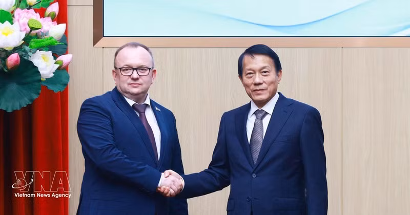 Vietnamese Minister of Public Security General Luong Tam Quang and Chairman of the Belarusian State Forensic Examination Committee Volkov Alexei Aleksandrovich at the meeting in Ha Noi on April 2. (Photo: VNA)