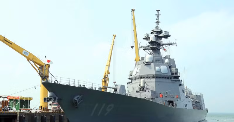 The Japanese Maritime Self-Defence Force (JMSDF)’s destroyer JS Asahi docked at Tien Sa Port in Da Nang on April 2. (Photo: VNA)