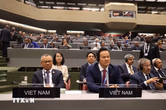 Deputy Chairman of the National Assembly's External Affairs Committee Nguyen Manh Tien, Ambassador Mai Phan Dung - Head of the Vietnamese Delegation in Geneva and delegates of the Vietnamese delegation at the 149th Assembly of the IPU. (Photo: VNA)